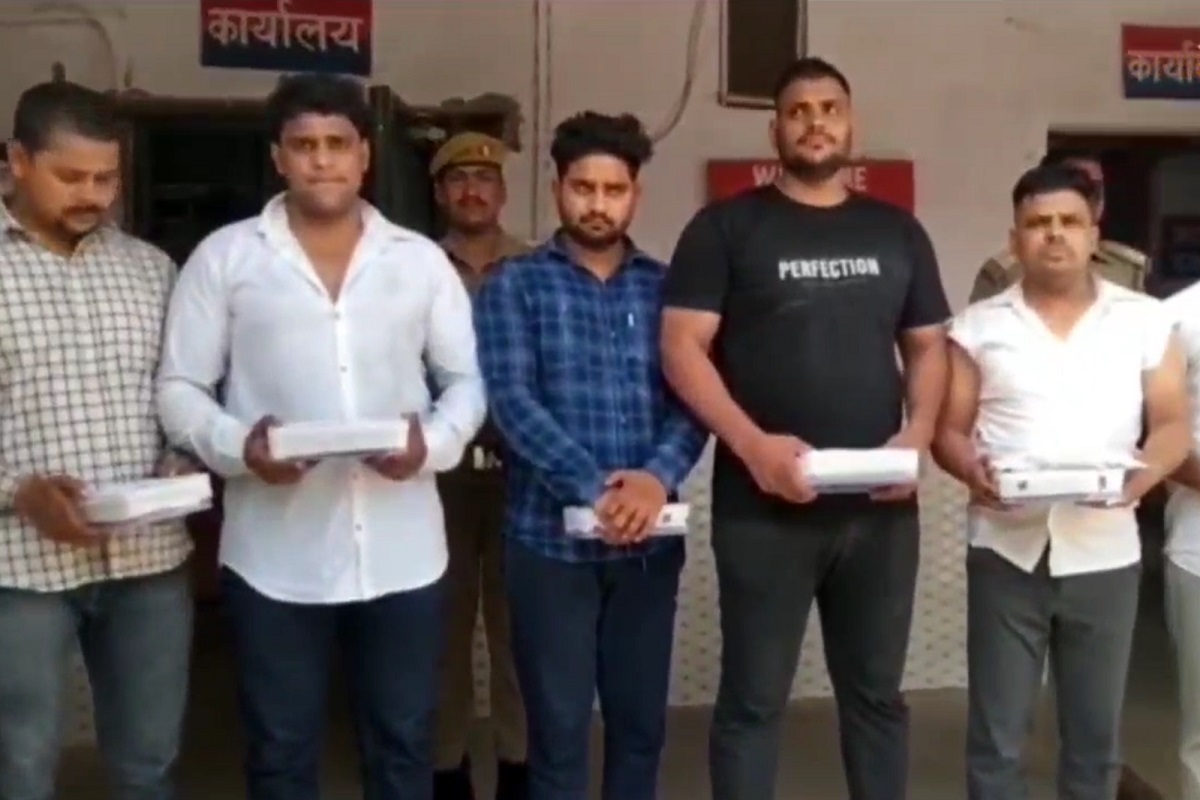 पोलिसांनी त्यांच्याकडून लॅपटॉप, 8 मोबाईल, खोटे आयडी, आधार कार्ड, डेबिट कार्ड जप्त केले आहेत.