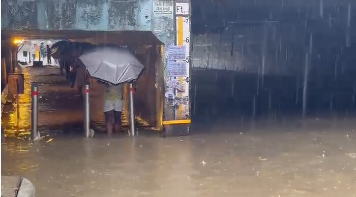 मुंबई उपनगर, बोरिवली इथे सखल भागात पाणी साचायला सुरुवात झाल्याने लोकांना मनस्तार सहन करावा लागत आहे. 