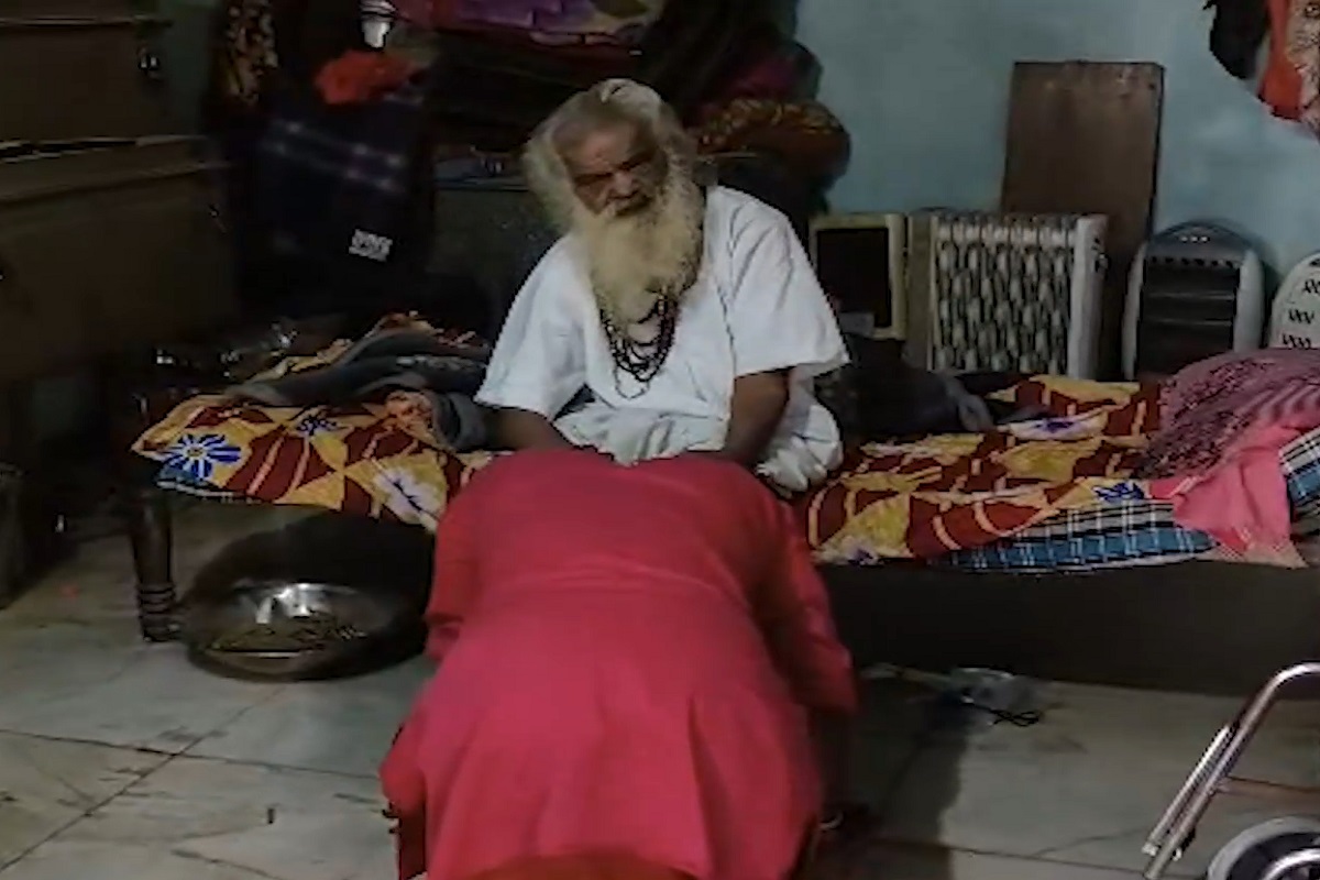 त्यांच्या हावभावावरून भाविक त्यांचं म्हणणं समजून घेतात.