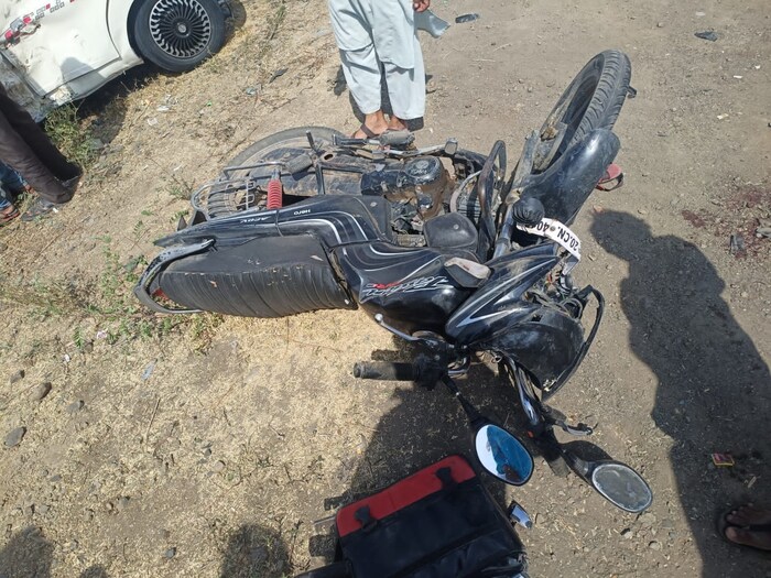 दरम्यान, नेकनूरपासूनपासुन काही अंतरावर तळ्याजवळ चारचाकी विस्टा गाडीचा व हॉन्डा शाईन गाडीचा भिषण अपघात झाला. 