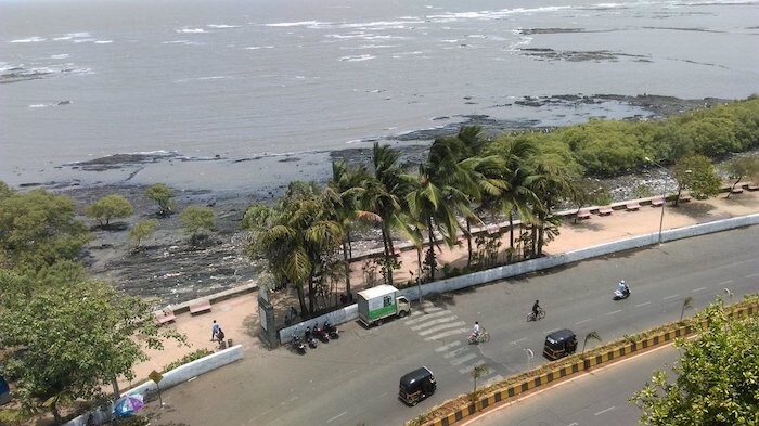 कार्टर रोड : बांद्रा येथील कार्टर रोड हे मुंबईकरांसाठी पावसाळ्यात फिरण्याचे आवडते ठिकाण आहे. एका बाजूला अरबी समुद्र तर दुसरीकडे चकचकीत कॅफे आणि या दोघांच्या मधून एक चालण्यासाठी पायी मार्ग अशी ही जागा आहे. कार्टर रोड येथे भेट देऊन तुम्ही मुंबईतील पावसाचा आनंद घेऊ शकता.