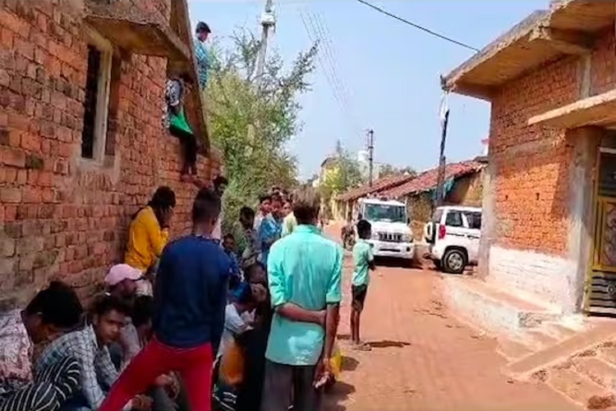 मृताच्या मुलानेच याबाबत पोलिसांत माहिती दिली.