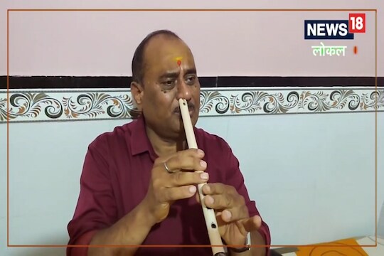 मित्रांच्या आग्रहाखातर त्यांनी स्टेजवर जाऊन नाकाने बासरी वाजवण्याचं धाडस केलं. 