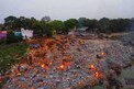 स्मशानघाटावर दर तासाला जळतो एक मृतदेह, दिवस रात्र येतात 20 ते 25 पार्थिव PHOTOS