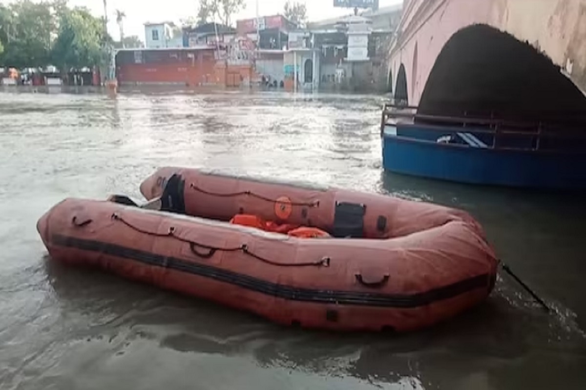 गाझियाबादमध्ये नदीत उतरल्यावर कोणीतरी पाय खेचतं