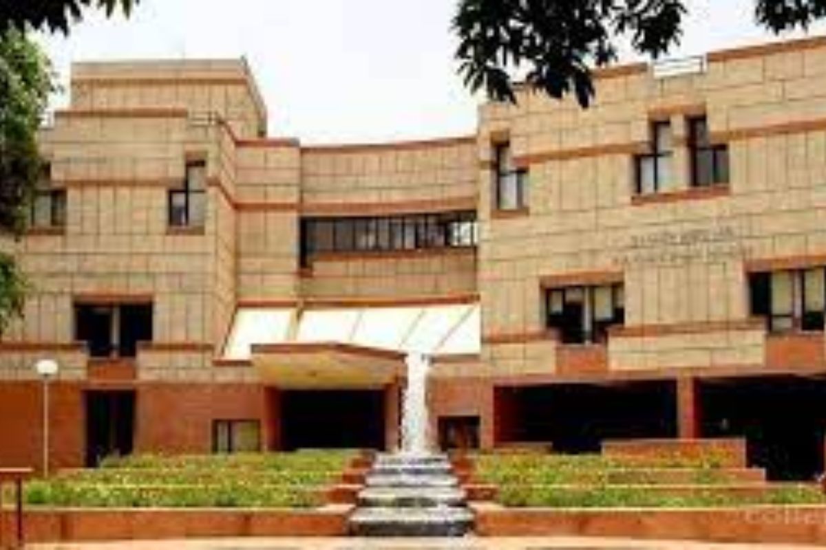 IIT कानपुर 'या' विद्यार्थ्यांना देणार वर्षाला तब्बल 3 लाख रुपये