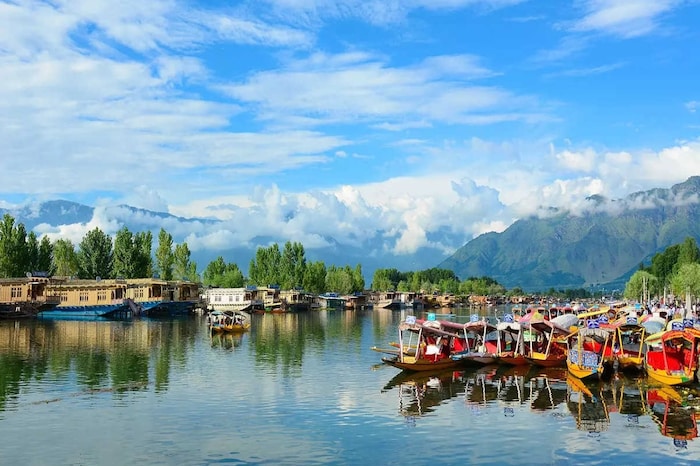 25 सप्टेंबर रोजी तुम्हाला पाटणा येथून सकाळी 08.40 वाजता फ्लाइट मिळेल. यानंतर तुम्ही 14.55 वाजता श्रीनगर विमानतळावर पोहोचाल आणि तुमचा काश्मीरचा अद्भुत प्रवास सुरू होईल.