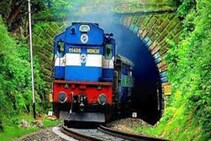 रेल्वेच्या सेवानिवृत्त कर्मचाऱ्यांना पुन्हा नोकरीची सुवर्णसंधी