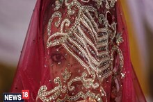 नववधू लपतछपत मंडपाबाहेर आली; रस्त्यातच अख्खा लेहेंगा काढला आणि...