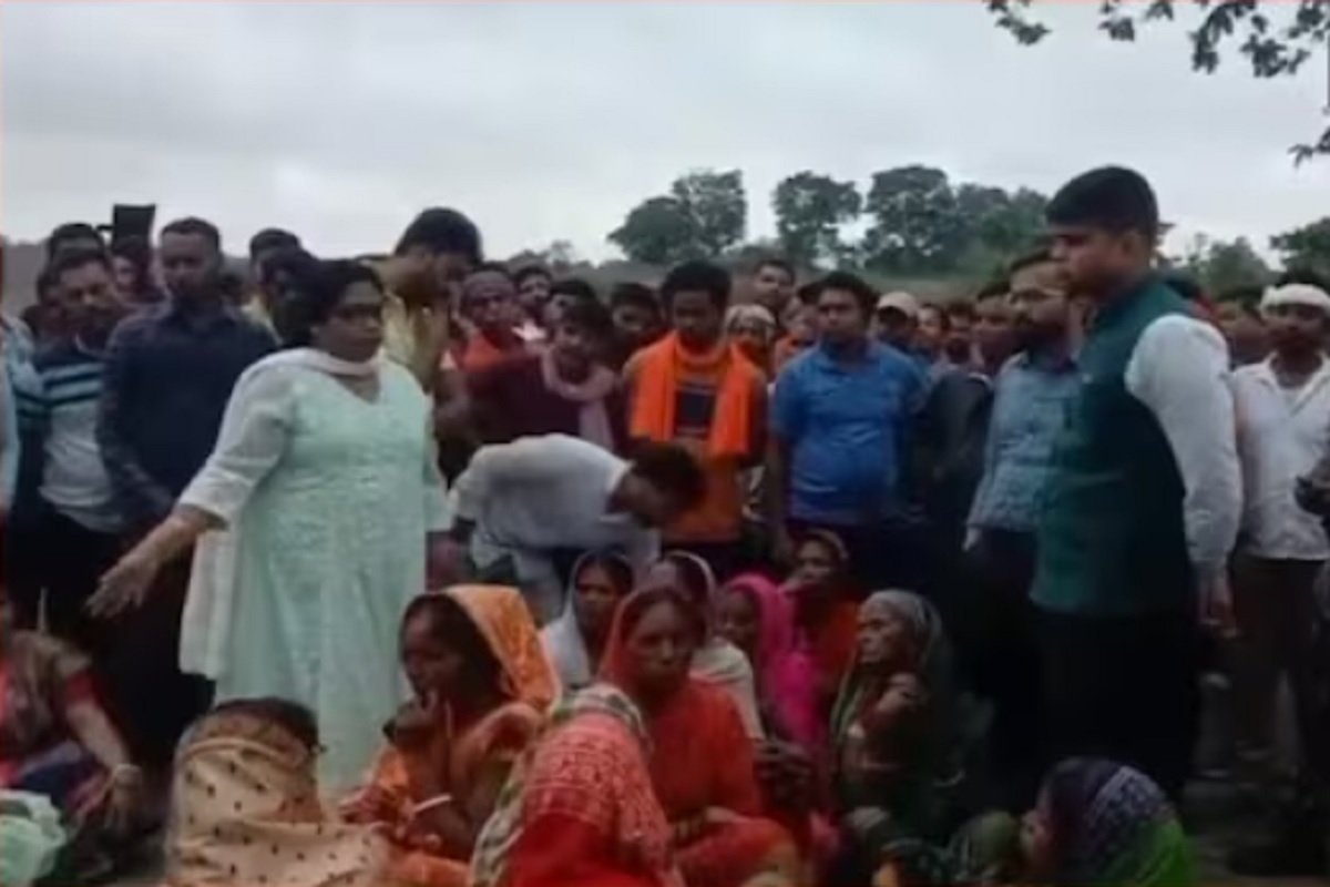 ...तोपर्यंत एकही गाडी जाऊ देणार नाही, असा पवित्रा त्यांनी घेतला आणि गाड्यांची तोडफोड केली.