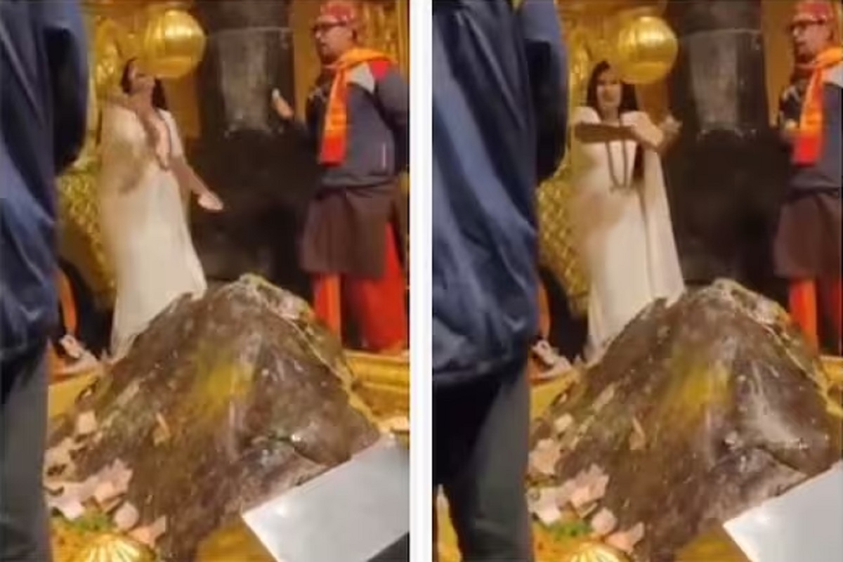 ही महिला शिवलिंगावर पैसे उडवताना पुजारीदेखील तिथे उपस्थित होते.