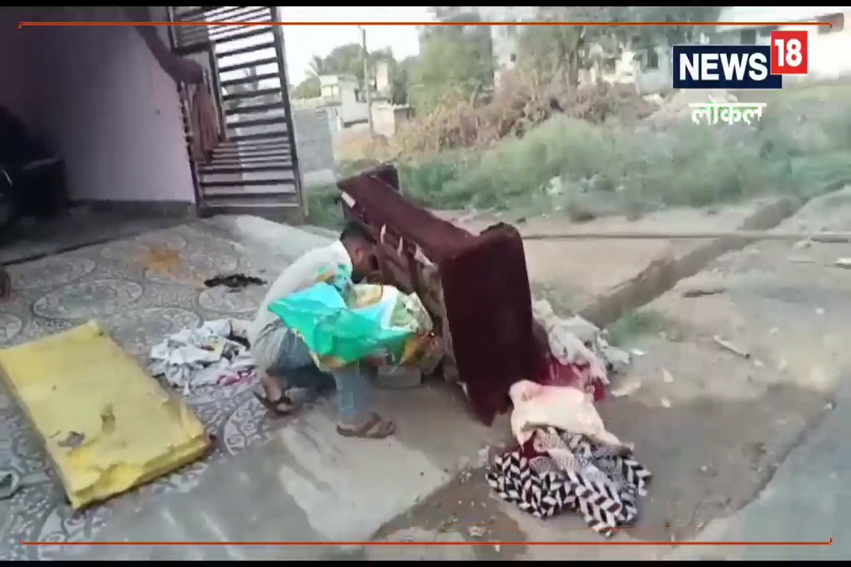 उंदरांमुळेच साप आत शिरला असावा, असं सर्पमित्र म्हणाले.