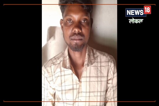 कानाला फोन लावून एकटाच बोलत गावभर भटकायचा. अंगणात उभा राहून जोरजोरात किंचाळायचा.