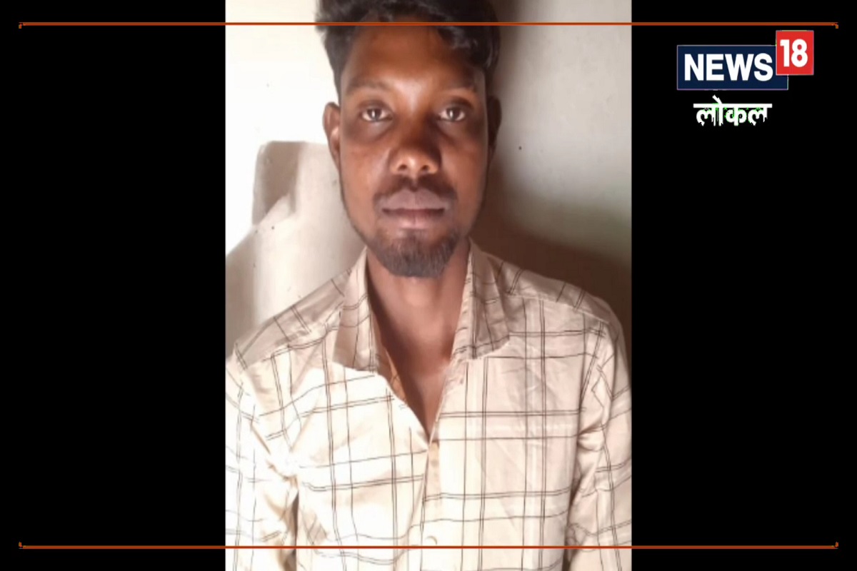 कानाला फोन लावून एकटाच बोलत गावभर भटकायचा. अंगणात उभा राहून जोरजोरात किंचाळायचा.