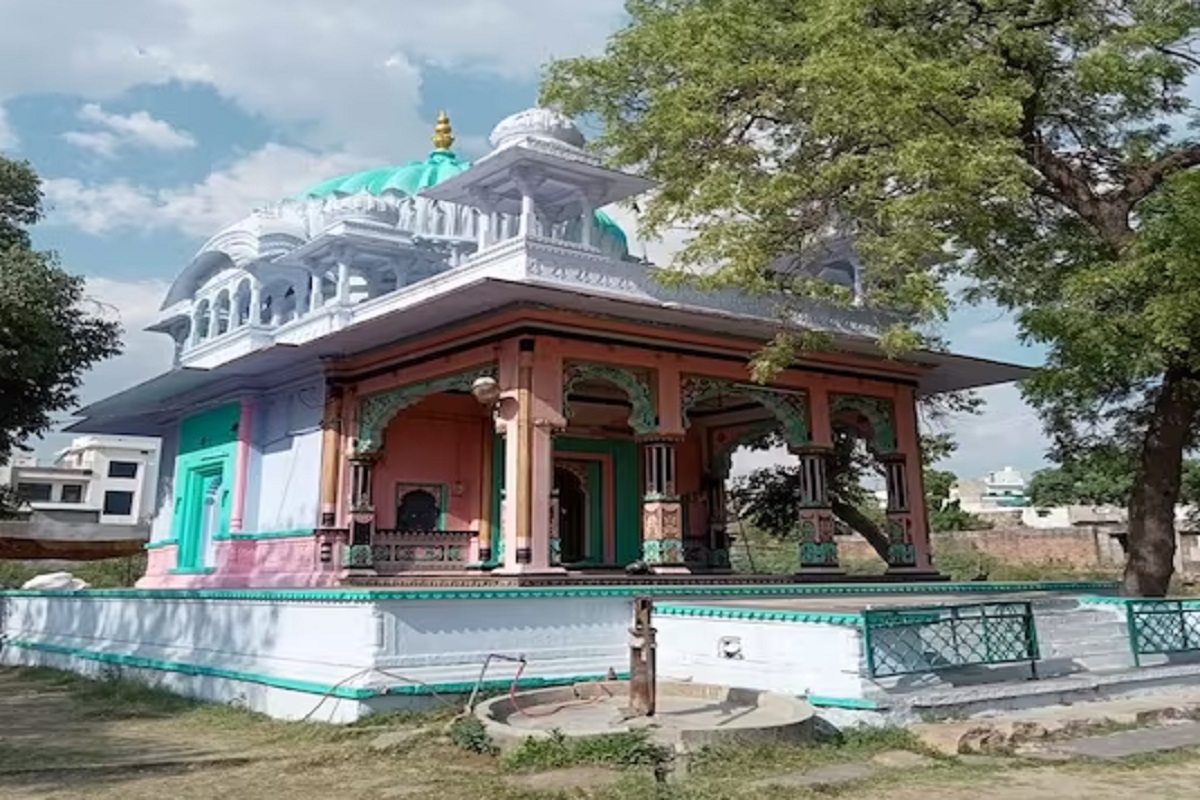 वडिलांच्या खास मित्राची ऐतिहासिक कबर बांधण्याचा निर्णय त्यांनी घेतला आणि 1840च्या सुमारास हे बांधकाम पूर्ण केलं.