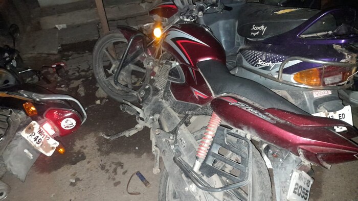 ओरसे यांच्या मोटारीची काच फोडली. रस्त्याच्या कडेला लावण्यात आलेल्या रिक्षा, दुचाकींची तोडफोड करुन आरोपी पसार झाले. सहायक पोलीस निरीक्षक अनिल केकाण तपास करत आहेत.