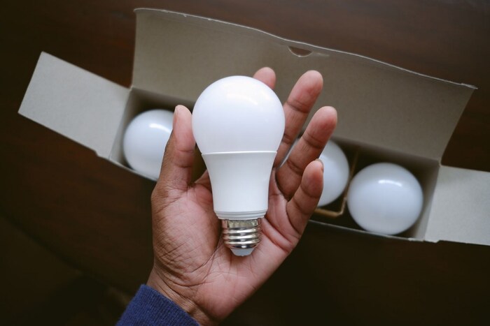 LED Bulbs: घरात खोलीमध्ये प्रकाश येण्यासाठी बल्ब लावले जातात. घरातील प्रत्येक खोलीला तीव्र लाइटची गरज नसते. काही वेळी अगदी कमी वॅटचा बल्ब देखील हे काम करू शकतो. अशा वेळी, आम्ही तुम्हाला 100 रुपयांपेक्षा कमी किमतीत उपलब्ध असलेल्या काही एलईडी बल्बबद्दल सांगणार आहोत. हे बल्ब मध्यम आकाराच्या खोल्यांसाठी पुरेसे आहेत आणि विजेचीही बचत करतील.