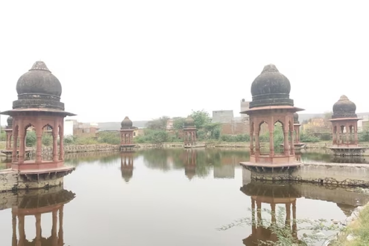 हा ऐतिहासिक तलाव पर्यटनस्थळ म्हणून विकसित करण्याची मागणी प्रशासनाकडे केली जात आहे.