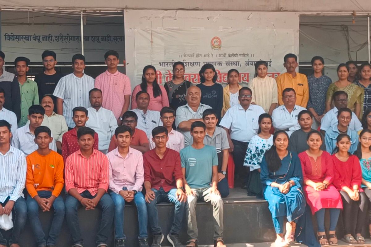 Latur News : लातूर पॅटर्न यश! 108 विद्यार्थ्यांना 100 टक्के, विद्यार्थ्यांनी सांगितले यशाचे रहस्य, Video