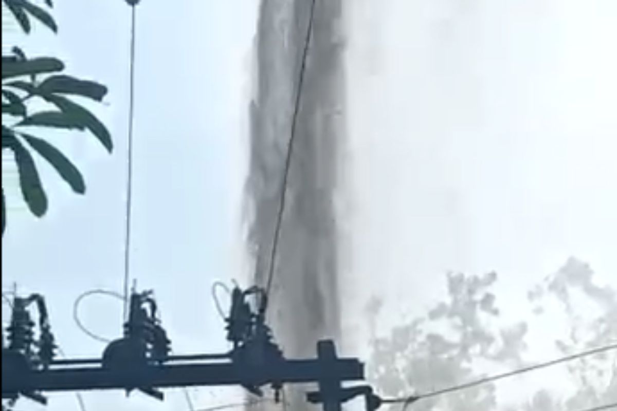 धाराशिवमध्ये बंद बोअरमधून पन्नास फूट पाण्याचा फवारा