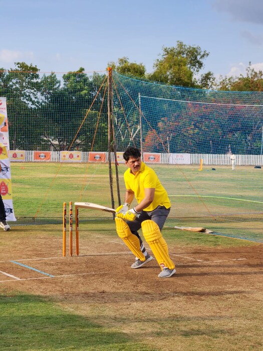 नेहमी राज्याच्या राजकारणात सक्रिय असणाऱ्या धनंजय मुंडे यांनी यानिमित्ताने प्रथमच राज्य स्तरावरील क्रिकेट विश्वातही पदार्पण केले आहे.