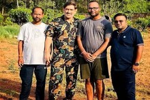 पांढरी दाढी, रंगीबेरंगी ड्रेस! धोनीचा लूक व्हायरल; भाऊही आहे सोबत