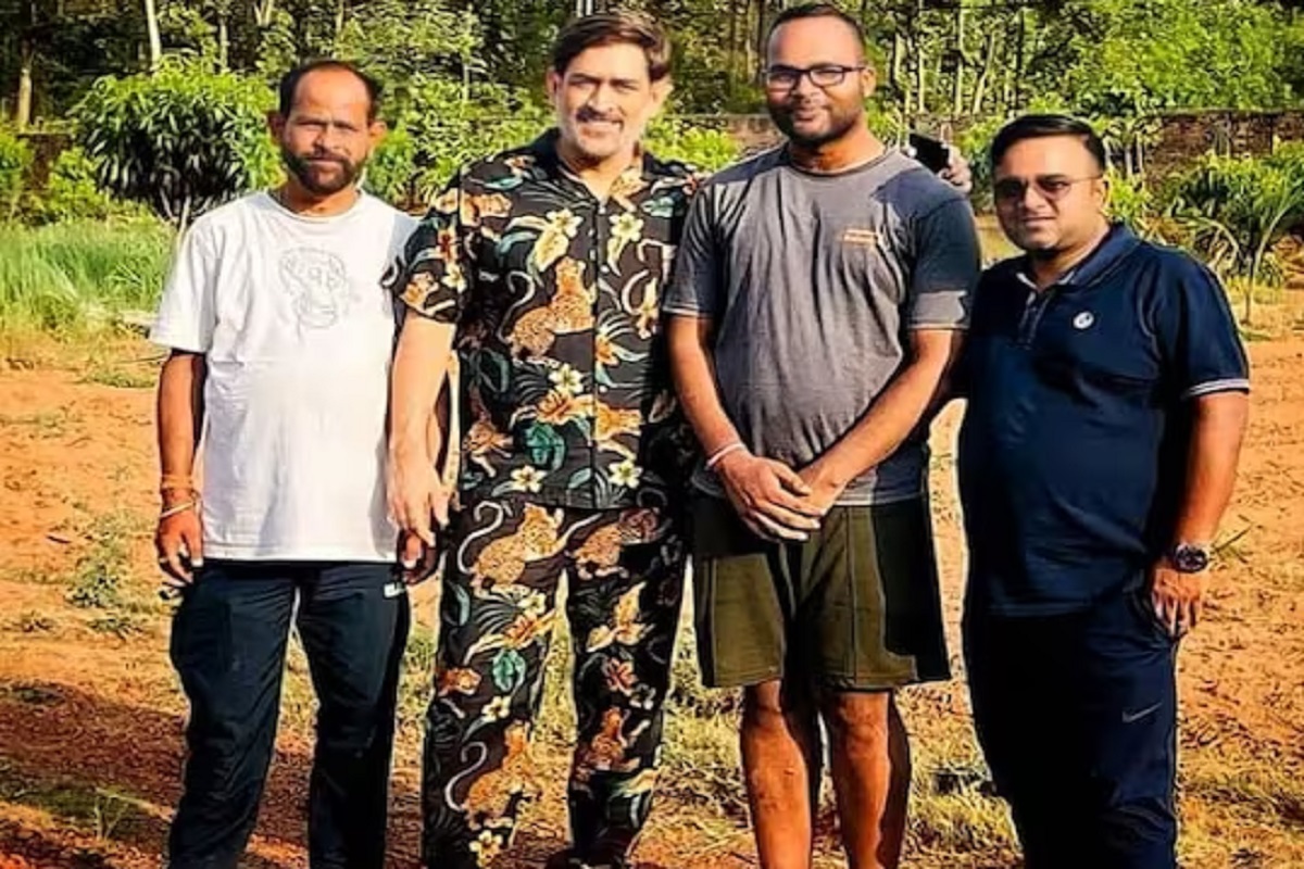 धोनी हा क्रिकेटमधला हिरो तर आहेच पण लूकच्या बाबतीत तो बॉलिवूड कलाकारांनाही टक्कर देतोय.