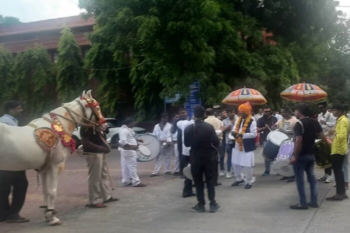 खरंतर विद्यापीठातील एका कर्मचाऱ्याच्या निरोप समारंभासाठी ही लग्नसोहळ्यासारखी व्यवस्था करण्यात आली होती. सामान्यतः शासकीय विभागातील अधिकारी-कर्मचाऱ्यांच्या सेवानिवृत्तीच्या दिवशी त्यांना फुलांचा हार घालून त्यांचं स्वागत केलं जातं आणि पुढील आयुष्यासाठी शुभेच्छा देऊन निरोप दिला जातो. मात्र या निरोप समारंभाची तयारी काही औरच होती. 