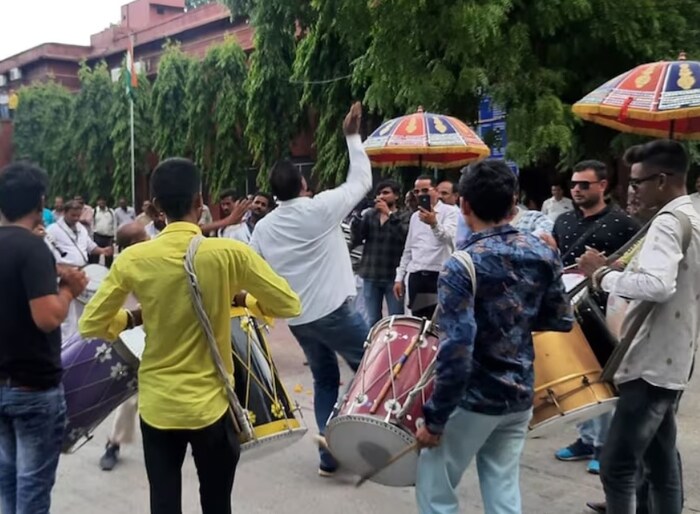 कर्मचारी बाबू बन्नेसिंह सोलंकी यांचा हा निरोप सोहळा होता. त्यांनी विद्यापीठाच्या प्रशासकीय संकुलात वाहनचालक म्हणून सेवा दिली. त्यामुळेच विद्यापीठाच्या कॅम्पसमध्ये त्यांना बँड-बाजाच्या गजरात निरोप देण्यात आला. 
