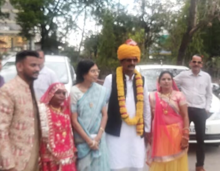 विद्यापीठाच्या कुलगुरू डॉ. रेणू जैन या कार्मक्रमात सामील झाल्या होत्या. त्यांचे आगमन झाल्यानंतर विद्यापीठाच्या सभागृहात औपचारिक निरोप समारंभाचे आयोजन करण्यात आले. निवृत्तीचा हा कार्यक्रम संपूर्ण कॅम्पसमध्ये चर्चेचा केंद्रबिंदू ठरला.
