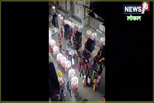 वऱ्हाडी बेदम नाचले पण कोणावर घामाचा एक थेंबही दिसला नाही. 