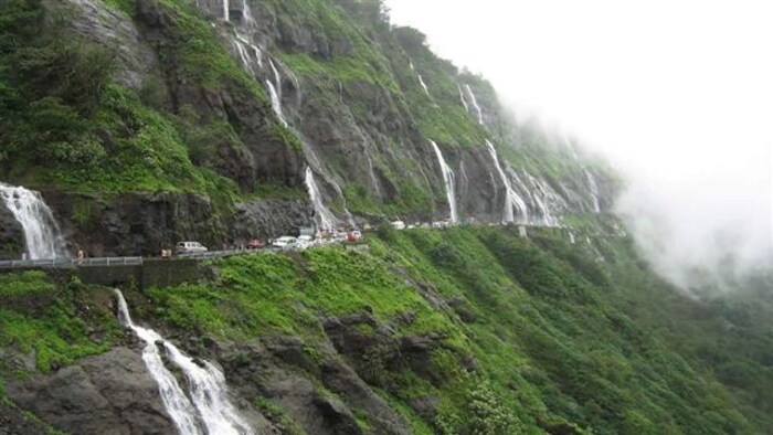माळशेज घाट : माळशेज घाट हे हिरवळ आणि निसर्ग सौंदर्याने नटलेले आहे. पावसाळ्यात तर या घाटाचे सौंदर्य अधिकच खुलते. मुंबई पासून जवळच हा घाट येथे ठाणे, पुणे येथून येणाऱ्यांची संख्या अधिक विकेंडा अधिक असते. तसेच पर्वतारोह्यांसाठी आणि ट्रेकर्ससाठी देखील घाट प्रसिध्द आहे. माळशेज घाटात माळशेज धबधबा, पिंपळगाव जोगा धरण, हरिश्चंद्रगड आणि अजोबा हिल किल्ला हे पाहण्यासारखे आहे. 