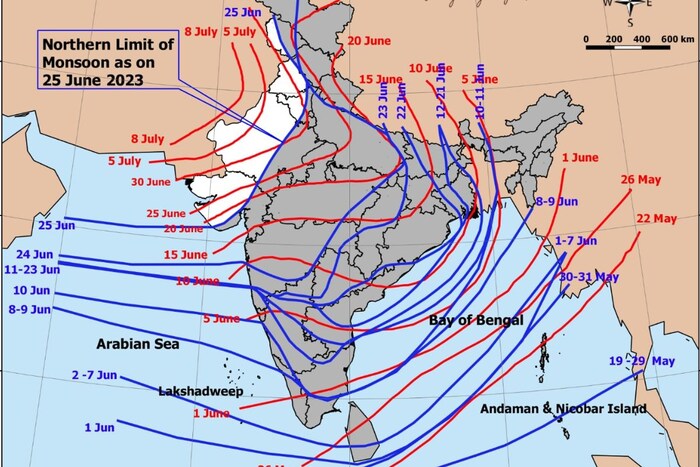 मान्सूनच्या आगमनाने हवेत गारवा निर्माण झाला आहे. मात्र अनेक ठिकाणी सखल भागांमध्ये पाणी साचल्याने वाहतुकीसाठी अडचणी निर्माण झाल्या आहेत. 
