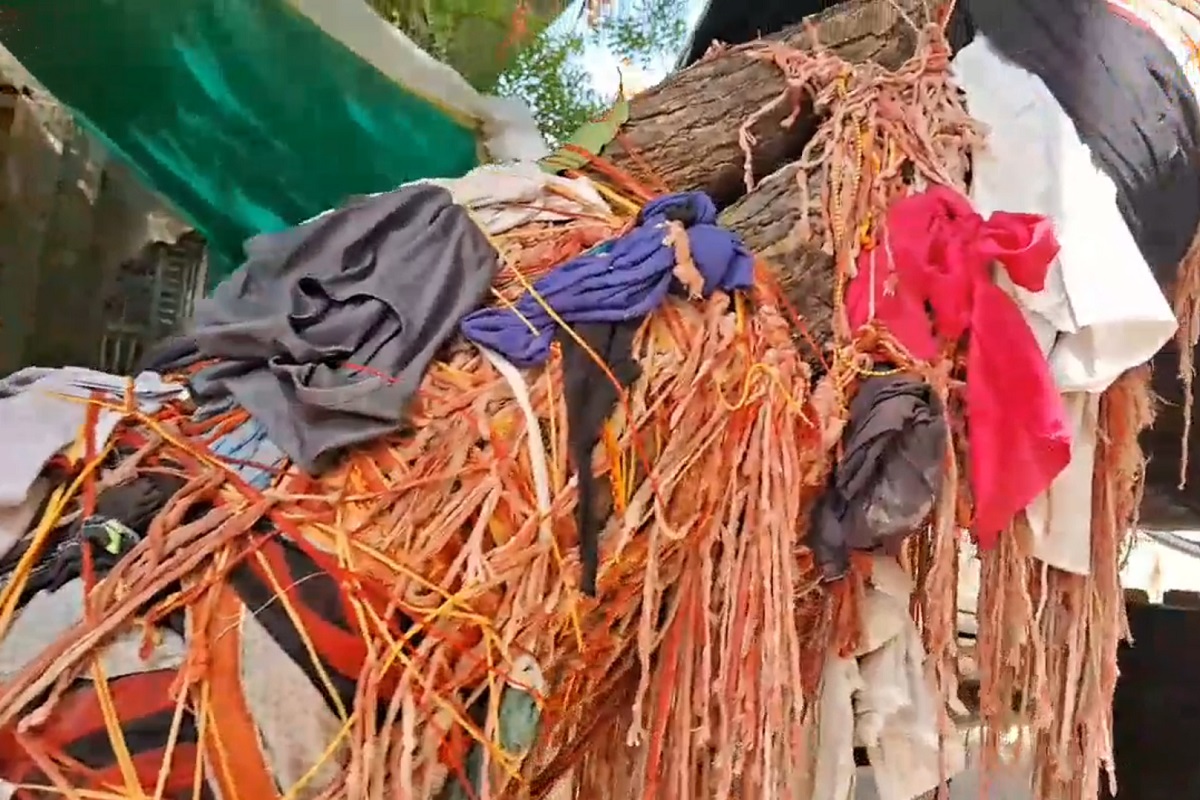 याठिकाणी काही प्रार्थना करावी लागत नाही, केवळ हरवलेल्या व्यक्तीचे कपडे बांधायचे असतात.