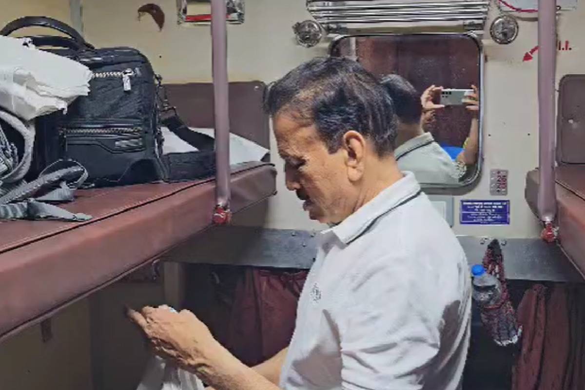 गिरीश महाजनांचा मुंबई ते नांदेड कुठलाही लवाजमा सोबत न घेता प्रवास