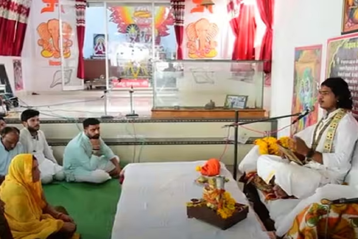 प्रत्येक मंगळवारी ओंकार महाराज भक्तांच्या समस्या सोडवतात.