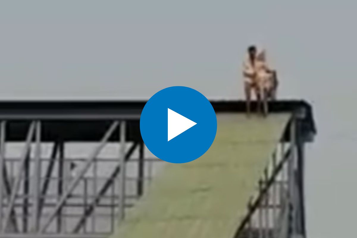 ब्रिजवर सायकल घेऊन चढला