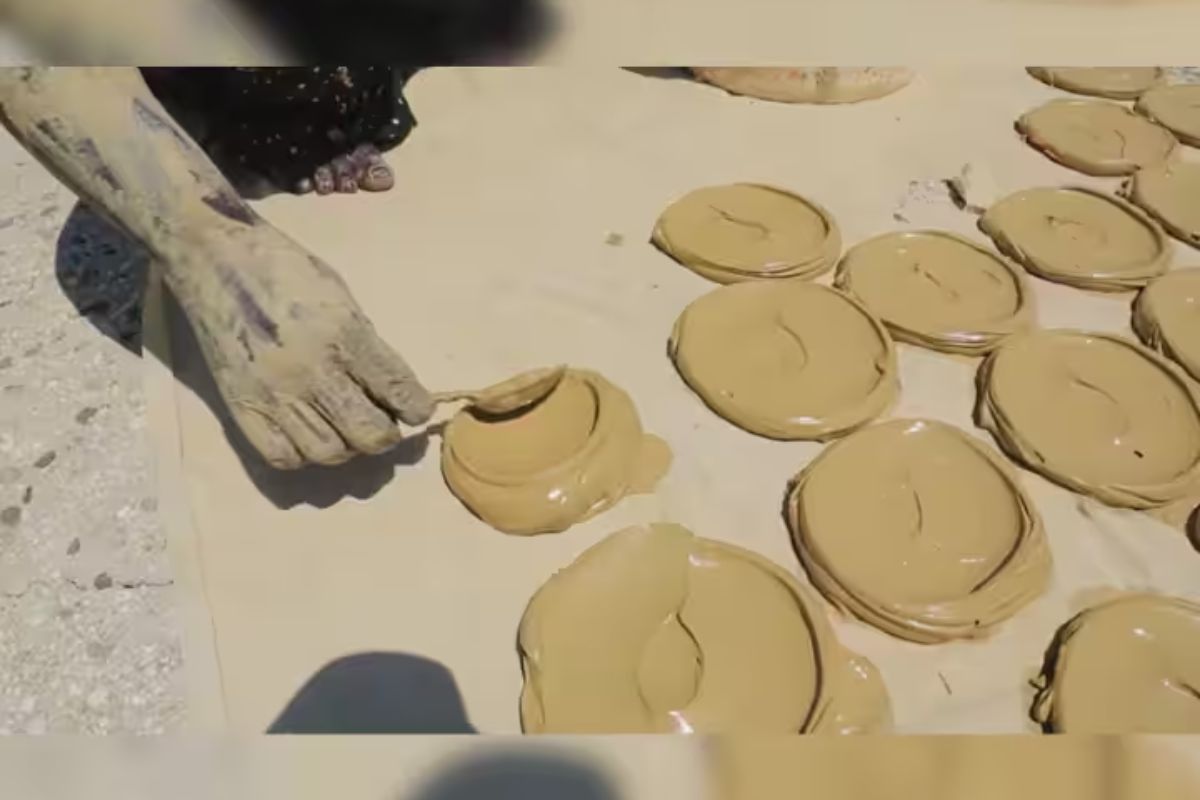 लोक भूक भागवण्यासाठी खातात मातीच्या रोट्या