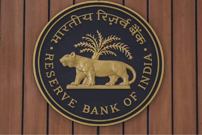 ग्राहकांना नवीन लॉकर अॅग्रीमेंटवर साइन करण्यासाठी RBI ने 31 डिसेंबर 2023 पर्यंत बँकांना वेळ दिला आहे. अशा स्थितीत बँकांना 50 टक्के ग्राहकांकडून 30 जून 2023 पर्यंत या करारावर साइन घ्यायची आहे.