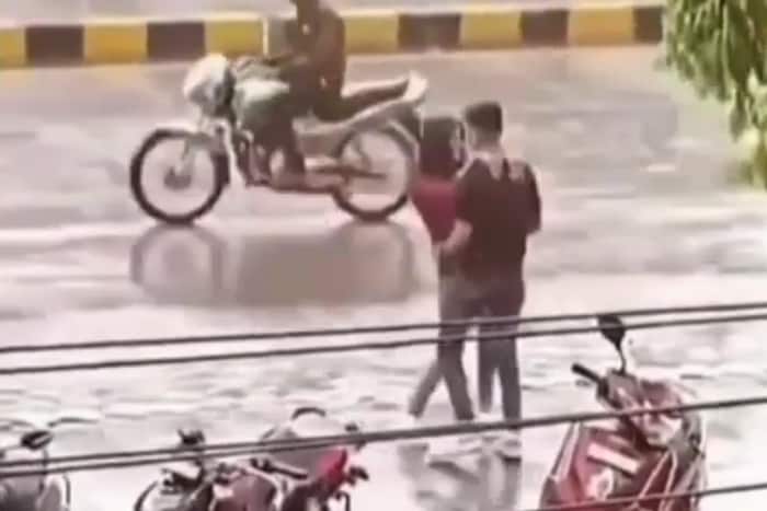 अनेकांना पावसात भिजायला आवडते. त्यात पावसाचे दिवस असल्याने देशभरातील अनेक ठिकाणी पाऊस सुरू झाला आहे. मध्यप्रदेशातही मान्सून दाखल झाला आहे. त्यामुळे लोकांना प्रचंड उकाड्यापासून आराम मिळतो आहे.