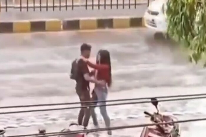 अशातच इंदूरच्या आल्हाददायक वातावरणात मुसळधार पावसात एका जोडप्याचा डान्सचा व्हिडिओ चांगलाच व्हायरल होत आहे. लोक सोशल मीडिया प्लॅटफॉर्मवर व्हिडिओ शेअर करून त्यावर प्रतिक्रियाही देत आहेत.