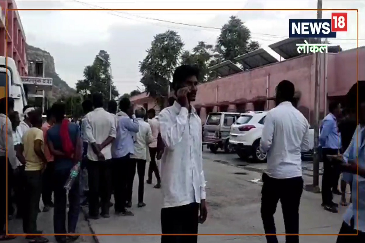 इतक्या मोठ्या प्रमाणात एकत्र रुग्ण दाखल झाल्याने रुग्णालयात एकच गोंधळ उडाला.