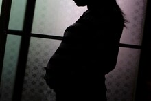 संतापजनक! नराधम बापाचा पाय घसरला, अल्पवयीन लेकीला गेले दिवस