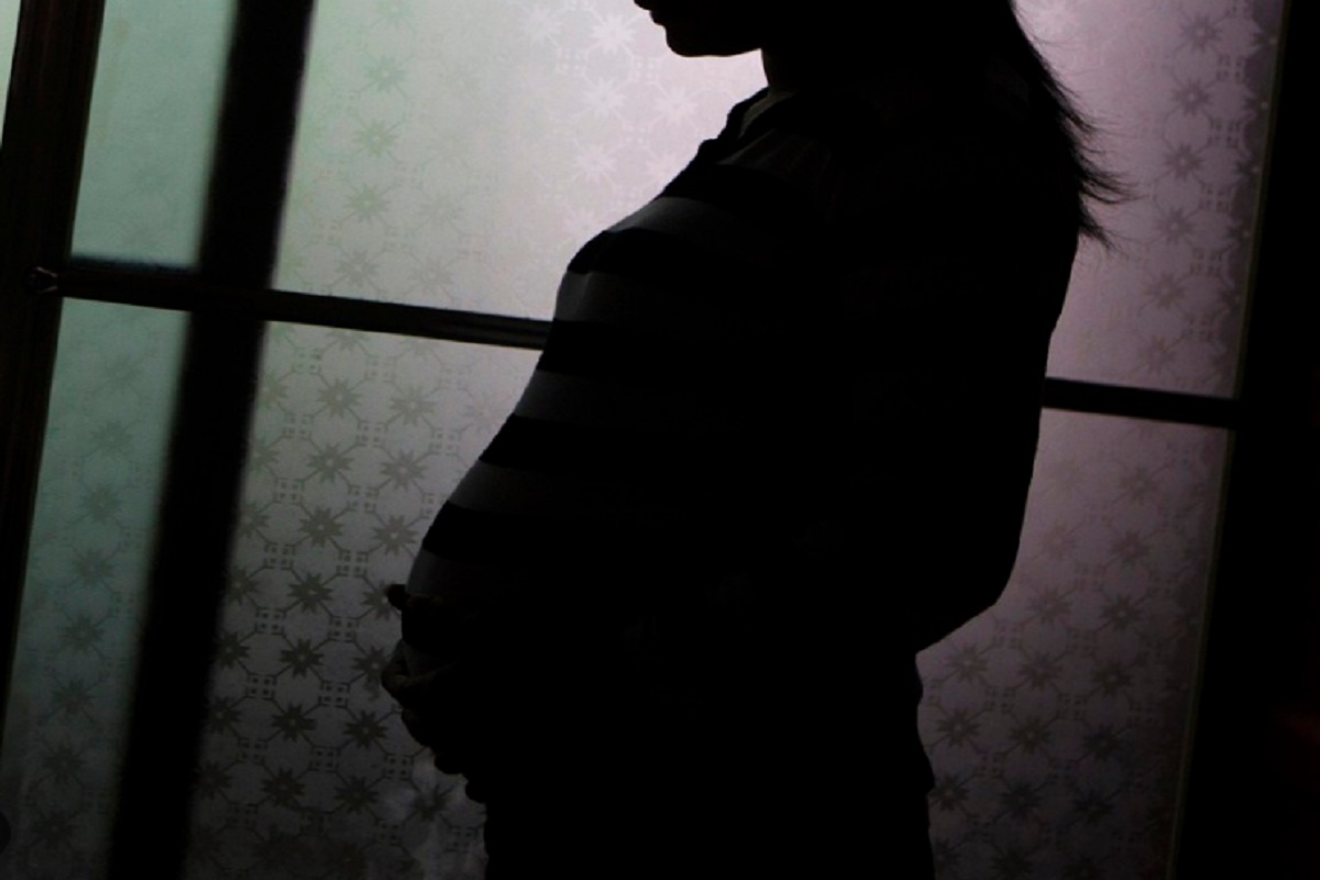 व्यसनाच्या आहारी गेलेल्या मजुराने आपली 15 वर्षांची मुलगी वयात येतेय बघून तिच्यावरच झडप घातली.