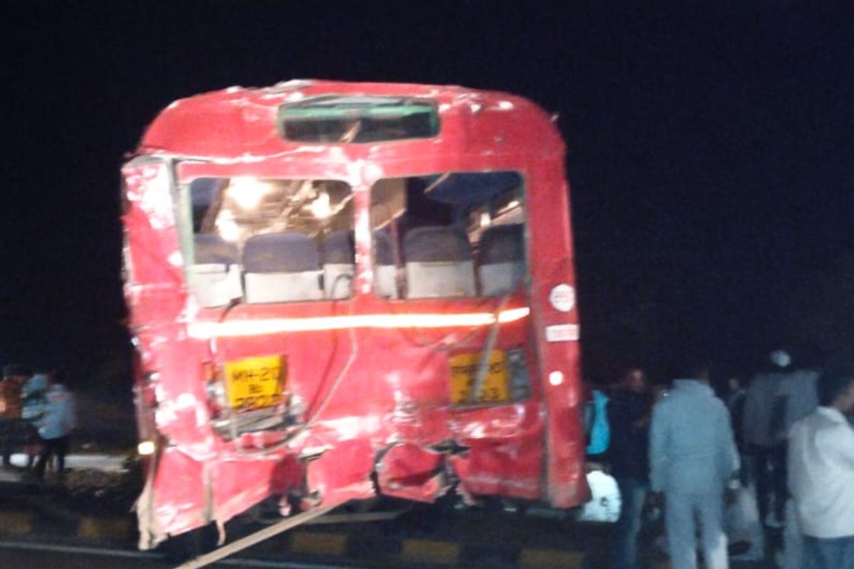 ट्रक आणि एसटीचा भीषण अपघात