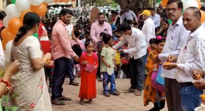 नाशिक शहरातील अनेक शाळांमध्ये अशा प्रकारे विद्यार्थ्यांचं पहिल्या दिवशी शाळेत स्वागत केले जात आहे शिक्षकांच्या आणि शाळां प्रशासनाच्या या अनोख्या स्वागतामुळे विद्यार्थ्यांसह पालकही भराववून गेले होते.