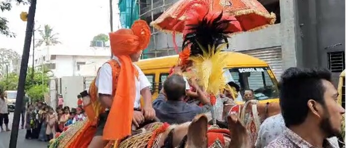 काही विद्यार्थ्यांचं घोड्यावर बसून शाळेच्या प्रवेशद्वारापर्यंत एक रपेट मारून प्रवेशद्वारावर औक्षण करत बँड पथकाच्या तालावर पुष्पवृष्टीचा वर्षाव करून स्वागतही करण्यात आलं.