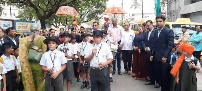 आज पासून सुरू होत असलेल्या नव्या शैक्षणिक वर्षात शाळेत नव्याने दाखल होणाऱ्या विद्यार्थ्यांचे अनोख्या पद्धतीने स्वागत केले जात आहे, नाशिकच्या रचना स्कूल मधील विद्यार्थ्यांच्या स्वागतासाठी शाळेच्या परिसरात फुग्यांची आणि फुलांची सजावट असलेली कमान उभारण्यात आली आहे, 