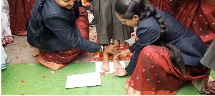 धाराशिव दीड महिन्याच्या सुट्ट्यानंतर लहान मुलांचा किलबिलाट पुन्हा आज एकदा शाळेमध्ये घुमू लागला आहे शाळेचा पहिला दिवस असल्याने शाळेतील विद्यार्थ्यांची वाजत गाजत ट्रॅक्टर मध्ये मिरवणूक काढत गाव खेड्यात देखील  शिक्षकांनी गुलाबपुष्प देत विद्यार्थ्यांचे स्वागत केलं.