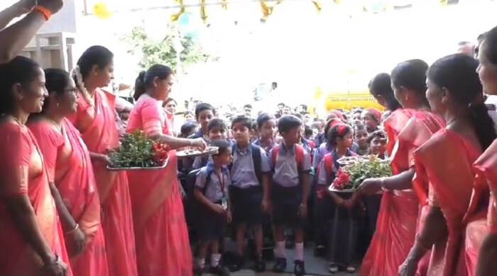 आज पासून सुरू होत असलेल्या नव्या शैक्षणिक वर्षात शाळेत नव्याने दाखल होणाऱ्या विद्यार्थ्यांचे अनोख्या पद्धतीने स्वागत केलं.  नाशिकच्या रचना स्कूल मधील विद्यार्थ्यांच्या स्वागतासाठी शाळेच्या परिसरात फुग्यांची आणि फुलांची सजावट असलेली कमान उभारण्यात आली आहे.